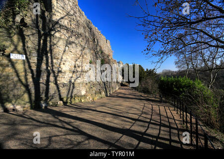 Le pareti intorno a Richmond Castle, Richmond Town, North Yorkshire, Inghilterra, Regno Unito Foto Stock