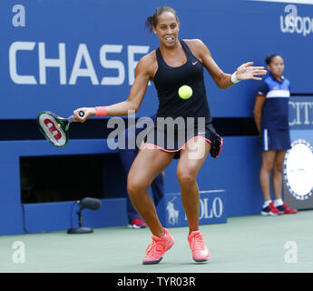 Madison chiavi del USA restituisce la palla a Serena Williams (USA) nel primo insieme di loro quarto round corrisponde a US Open Tennis campionati a USTA Billie Jean King National Tennis Center a New York City il 6 settembre 2015. Foto di Monika Graff/UPI Foto Stock