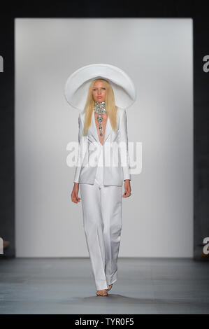 Un modello di passeggiate sulla pista alle Zang Toi Fashion Show a IMG la settimana della moda di New York: La Mostra Primavera/Estate 2016 collezioni in New York City il 11 settembre 2015. Foto di Andrea Hanks/UPI Foto Stock