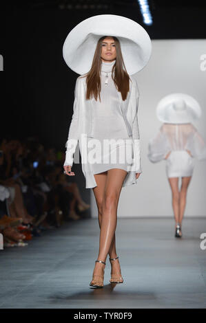 Un modello di passeggiate sulla pista alle Zang Toi Fashion Show a IMG la settimana della moda di New York: La Mostra Primavera/Estate 2016 collezioni in New York City il 11 settembre 2015. Foto di Andrea Hanks UPI Foto Stock