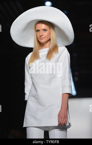 Un modello di passeggiate sulla pista alle Zang Toi Fashion Show a IMG la settimana della moda di New York: La Mostra Primavera/Estate 2016 collezioni in New York City il 11 settembre 2015. Foto di Andrea Hanks UPI Foto Stock