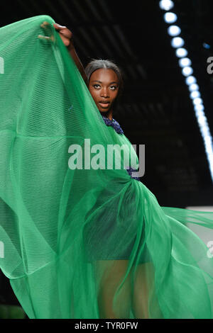 Un modello di passeggiate sulla pista alle Zang Toi Fashion Show a IMG la settimana della moda di New York: La Mostra Primavera/Estate 2016 collezioni in New York City il 11 settembre 2015. Foto di Andrea Hanks UPI Foto Stock