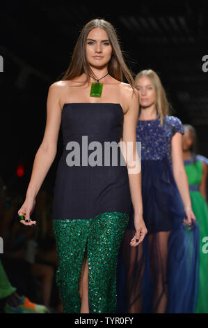 Un modello di passeggiate sulla pista alle Zang Toi Fashion Show a IMG la settimana della moda di New York: La Mostra Primavera/Estate 2016 collezioni in New York City il 11 settembre 2015. Foto di Andrea Hanks UPI Foto Stock