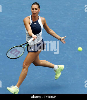 Flavia PENNETTA restituisce la palla a Roberta Vinci, anche d'Italia, per la prima volta nel loro finale donne corrispondono a Arthur Ashe Stadium durante gli US Open Tennis campionati a USTA Billie Jean King National Tennis Center a New York City il 12 settembre 2015. Foto di Monika Graff/UPI Foto Stock