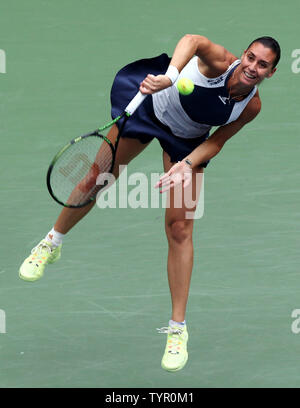 Flavia PENNETTA serve a Roberta Vinci, anche d'Italia, per la prima volta nel loro finale donne corrispondono a Arthur Ashe Stadium durante gli US Open Tennis campionati a USTA Billie Jean King National Tennis Center a New York City il 12 settembre 2015. Foto di Monika Graff/UPI Foto Stock