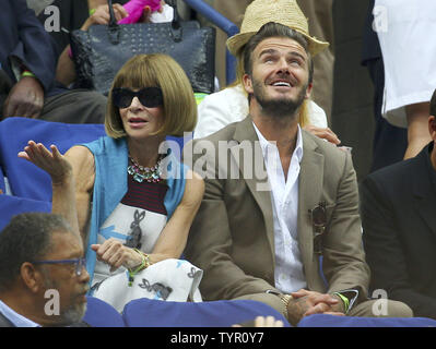 Anna Wintour e David Beckham frequentare il Roger Federer vs Novak Djokovic uomini partita finale di Arthur Ashe Stadium durante gli US Open Tennis campionati a USTA Billie Jean King National Tennis Center a New York City il 13 settembre 2015. Foto di Monika Graff/UPI Foto Stock