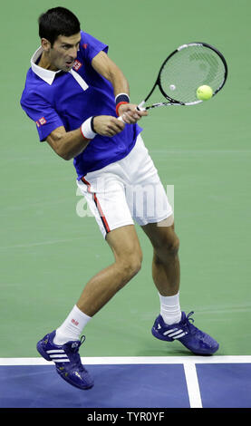 Novak Djokovic di Serbia torna a servire da Roger Federer in uomini della finale nell'Arthur Ashe Stadium dell'US Open Tennis campionati a USTA Billie Jean King National Tennis Center a New York City il 13 settembre 2015. Foto di Ray Stubblebine/UPI Foto Stock