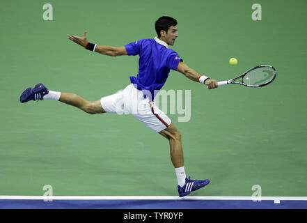 Novak Djokovic di Serbia torna a servire da Roger Federer in uomini della finale nell'Arthur Ashe Stadium dell'US Open Tennis campionati a USTA Billie Jean King National Tennis Center a New York City il 13 settembre 2015. Foto di Ray Stubblebine/UPI Foto Stock