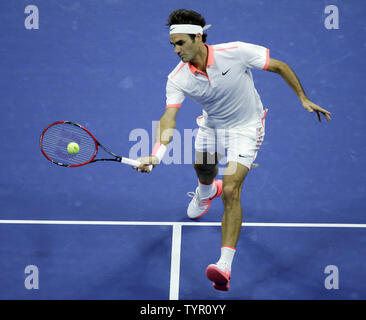 Roger Federer colpisce un diretti a Novak Djokovic di Serbia a uomini della finale nell'Arthur Ashe Stadium dell'US Open Tennis campionati a USTA Billie Jean King National Tennis Center a New York City il 13 settembre 2015. Foto di Ray Stubblebine/UPI Foto Stock