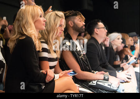 Paris e Nicky Hilton siedono in prima fila a Michael Costello Fashion Show durante la settimana della moda di New York la Primavera/Estate 2016 Collezioni nella città di New York il 15 settembre 2015. Foto di Andrea Hanks/UPI Foto Stock