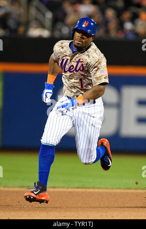 New York Mets center fielder Eric Young Jr. (1) scorre al terzo nel settimo inning contro Atlanta Braves presso Citi Field di New York il 21 settembre 2015. Foto di ricca Kane/UPI Foto Stock