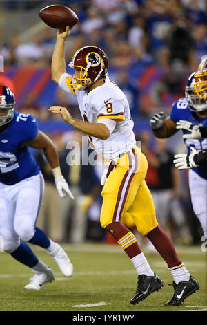 Washington Redskins quarterback Kirk cugini (8) genera un passaggio nel secondo trimestre contro New York Giants nella settimana 3 della stagione di NFL a MetLife Stadium di East Rutherford, New Jersey il 24 settembre 2015. UPI/ricco Kane Foto Stock