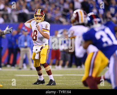 Washington Redskins quarterback Kirk cugini (8) tenta un passaggio nel terzo trimestre contro New York Giants nella settimana 3 della stagione di NFL a MetLife Stadium di East Rutherford, New Jersey il 24 settembre 2015. UPI/ricco Kane Foto Stock