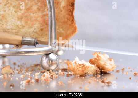 La colazione era fresca, toast in rack e il coltello sul grigio metallico tabella Foto Stock