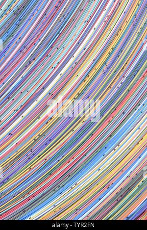 Ottica cavi di telecomunicazione, abstract il flusso di dati e la rete di computer sfondo colorato direttamente sopra Foto Stock