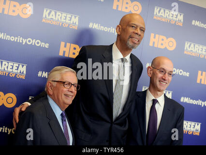 Ex Commissario NBA David Stern, Hall of Fame giocatore di basket Kareem Abdul-Jabbar ed il Commissario Adam Silver arrivano sul tappeto rosso al 'Kareem: minoranza di un' New York Premiere al Time Warner Center su ottobre 26, 2015 a New York City. Foto di Dennis Van Tine/UPI Foto Stock