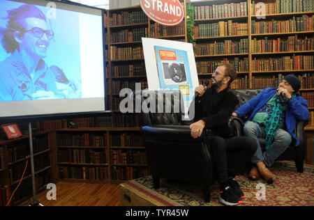 Steven Van Zandt si siede con Ringo Starr chi guarda indietro con la fotografia, una raccolta di foto ha preso nel corso di tutta la sua lunga carriera nei Beatles e dopo allo Strand Book Store il 26 ottobre 2015 nella città di New York. Foto di Dennis Van Tine/UPI Foto Stock