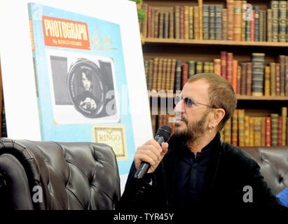 Ringo Starr guarda indietro con la fotografia, una raccolta di foto ha preso nel corso di tutta la sua lunga carriera nei Beatles e dopo allo Strand Book Store il 26 ottobre 2015 nella città di New York. Foto di Dennis Van Tine/UPI Foto Stock