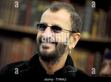 Ringo Starr guarda indietro con la fotografia, una raccolta di foto ha preso nel corso di tutta la sua lunga carriera nei Beatles e dopo allo Strand Book Store il 26 ottobre 2015 nella città di New York. Foto di Dennis Van Tine/UPI Foto Stock