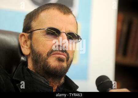 Ringo Starr guarda indietro con la fotografia, una raccolta di foto ha preso nel corso di tutta la sua lunga carriera nei Beatles e dopo allo Strand Book Store il 26 ottobre 2015 nella città di New York. Foto di Dennis Van Tine/UPI Foto Stock