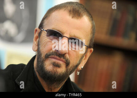 Ringo Starr guarda indietro con la fotografia, una raccolta di foto ha preso nel corso di tutta la sua lunga carriera nei Beatles e dopo allo Strand Book Store il 26 ottobre 2015 nella città di New York. Foto di Dennis Van Tine/UPI Foto Stock