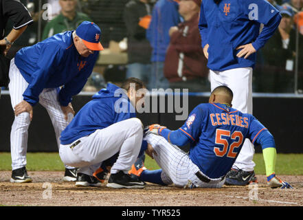 New York Mets center fielder Yoenis Cespedes è trattata mediante la formazione del personale dopo essere stato colpito da un passo contro il Kansas City Royals nella sesta inning di gioco 5 della serie Mondiale al Citi Field di New York City il 1 novembre 2015. Foto di Pat Benic/UPI Foto Stock