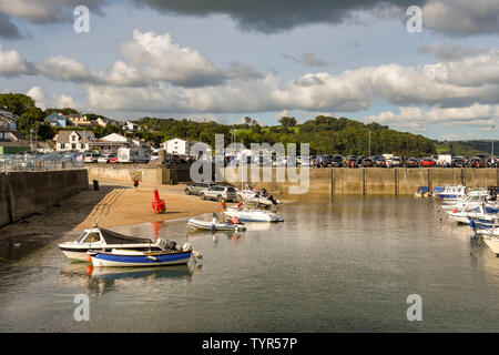 SAUNDERSFOOT, Pembrokeshire, Galles - Agosto 2018: le barche nel porto in Saundersfoot, West Wales, Foto Stock
