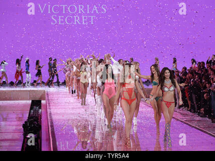 Victoria's Secret Angeli Adriana Lima, Behati Prinsloo e Lily Aldridge portano i modelli giù per la pista al termine del Victoria's Secret Fashion Show a Lexington Avenue Armory di New York City il 10 novembre 2015. Foto di Giovanni Angelillo/UPI Foto Stock