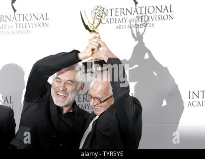 I vincitori del premio per TV Movie/miniserie Soldat Blanc ("soldato bianco') celebrare in pressroom alla xliii International Emmy Awards a New York Hilton a New York City il 23 novembre 2015. Foto di Giovanni Angelillo/UPI Foto Stock