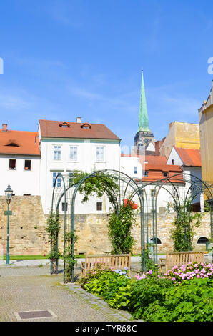 Bellissimi edifici nel centro storico della città di Plzen, Repubblica Ceca con una posizione dominante la Cattedrale di San Bartolomeo shot dal parco adiacente. Pilsen, Boemia occidentale, Cechia. Giornata di sole e cielo blu. Foto Stock