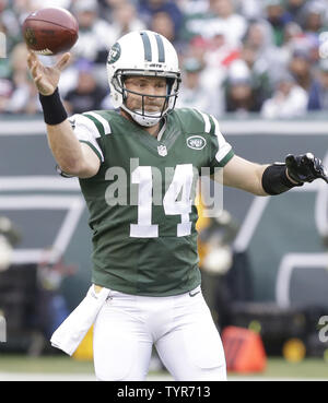 New York getti quarterback Ryan Fitzpatrick getta un pass nel primo semestre contro il New England Patriots a MetLife Stadium di East Rutherford, New Jersey, il 27 dicembre 2015. Foto di Giovanni Angelillo/UPI Foto Stock