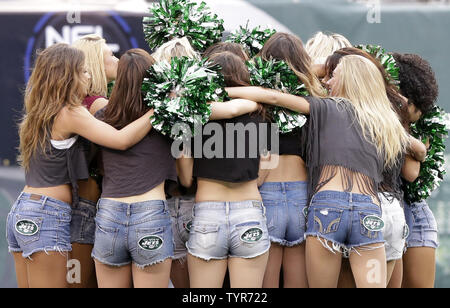 I getti di equipaggio di volo cheerleaders eseguire quando la New York getti play New England Patriots a MetLife Stadium di East Rutherford, New Jersey, il 27 dicembre 2015. I getti sconfitto i patrioti 26-20. Foto di Giovanni Angelillo/UPI Foto Stock