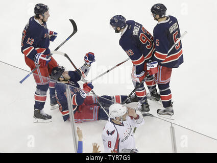 Washington capitelli Alex Ovechkin pattini da parte come New York Rangers Viktor Stalberg celebra un obiettivo con Keith Yandle e Kevin Hayes nel terzo periodo al Madison Square Garden di New York City il 9 gennaio 2016. I capitelli sconfitto i Rangers 4-3 in ore di lavoro straordinario. Foto di Giovanni Angelillo/UPI Foto Stock