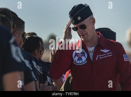 Lt. Col. Christopher Hammond, U.S. Air Force dimostrazione aria comandante dello squadrone, saluta Thunderbird equipaggio capi prima del decollo durante la Nazione aerea air show su alla Nellis Air Force Base, Nev. Il 6 novembre, 11, 2016. Prima di entrare a far parte della squadra, Hammond è stato il direttore delle operazioni presso il xvi armi Squadron, Nellis AFB, Nev. Hammond ha registrato più di 2.500 ore di volo con più di 400 ore di esperienza di combattimento in F-16. Foto Stock