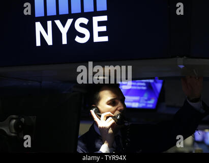 Gli operatori lavorano sul pavimento del NYSE in apertura campana al New York Stock Exchange su Wall Street a New York City il 29 febbraio 2016. Foto di Giovanni Angelillo/UPI Foto Stock