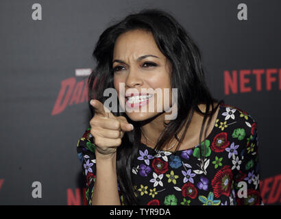 Rosario Dawson arriva sul tappeto rosso al Daredevil Stagione 2 Premiere a AMC Loews Lincoln Square 13 teatro di Marzo 10, 2016 a New York City. Foto di Giovanni Angelillo/UPI Foto Stock