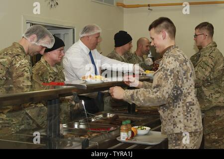 ADAZI, Lettonia - Leader del secondo battaglione, 503rd Reggimento di Fanteria, 173rd Brigata Aerea, unire il lettone Ministro della difesa Raimonds Bergmanis per servire cena di ringraziamento a entrambi gli Stati Uniti e le forze della Lettonia a Camp Adazi, Lettonia, nov. 22, 2016. Una squadra culinaria composta di paracadutisti dal hound Company, 2a Bn., 503rd Inf. Regt. e 240th Quartermaster Supply Company, XVIII contro il supporto del battaglione di supporto, xvi supporto brigata, XXI Theatre Supporto comando, preparato il pasto per oltre 600 soldati affamati. "I soldati del cielo" del 2° Bn., 503rd Inf. Regt., sono su una formazione in rotazione Foto Stock