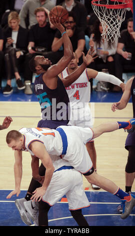 Charlotte Hornets center al Jefferson (25) germogli come egli si scontra con New York Knicks avanti Lou Amundson (17) nel quarto trimestre a Madison Square Garden a New York City il 6 aprile 2016. Foto di Ray Stubblebine/UPI Foto Stock