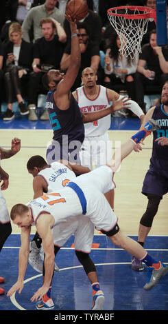 Charlotte Hornets center al Jefferson (25) germogli come egli si scontra con New York Knicks avanti Lou Amundson (17) nel quarto trimestre a Madison Square Garden a New York City il 6 aprile 2016. Foto di Ray Stubblebine/UPI Foto Stock