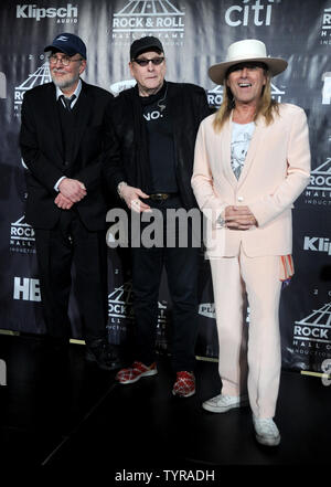 Inductees Bun e Carlos, Rick Nielsen e Robin Zander dei Cheap Trick arriva in sala stampa alla XXXI annuale di Rock and Roll Hall Of Fame cerimonia di investitura presso Barclays Center su Aprile 8, 2016 in New York City. La classe 2016 dispone di Chicago, Pigoli trucco e Deep Purple. Foto di Dennis Van Tine/UPI Foto Stock