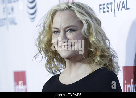 Cybill Shepherd arriva sul tappeto rosso al "Taxi Driver' quarantesimo anniversario durante il 2016 Tribeca Film Festival presso il Teatro di faro rotante su Aprile 21, 2016 in New York City. Foto di Giovanni Angelillo/UPI Foto Stock