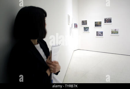 Opere d'arte sono in mostra in una anteprima di stampa per 'ma una tempesta soffia dal paradiso: Arte Contemporanea del Medio Oriente e del Nord Africa', la terza mostra la mappa di UBS Global Art iniziativa al Guggenheim Museum di New York City il 28 aprile 2016. Il display dispone di lavorare da una vasta selezione di artisti contemporanei presentazione pratica creativa nella regione e la sua diaspora. In seguito alla presentazione di New York la mostra si recherà al Museo di Pera di Istanbul nel 2017. Foto di Giovanni Angelillo/UPI Foto Stock