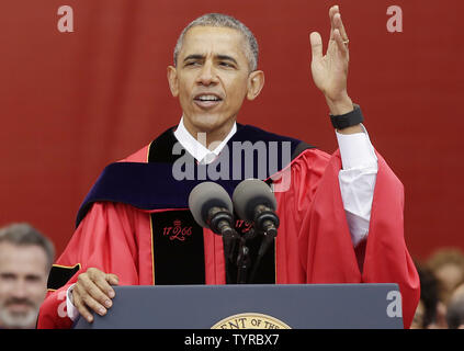 Il Presidente degli Stati Uniti Barack offre commento alla Rutgers University inizio in alto punto soluzioni Stadium alla Rutgers University il 15 maggio 2016 in Piscataway, NJ. Il Presidente Obama ha ricevuto un titolo onorario di dottrina di leggi a la graduazione. Foto di Giovanni Angelillo/UPI Foto Stock