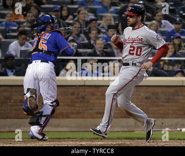 Washington cittadini runner Daniel Murphy (20) punteggi come New York Mets catcher Kevin Plawecki (26) è tirato fuori linea dal gettare nella terza inning di loro MLB baseball gioco al Citi Field di New York City il 19 maggio 2016. Foto di Ray Stubblebine/UPI Foto Stock