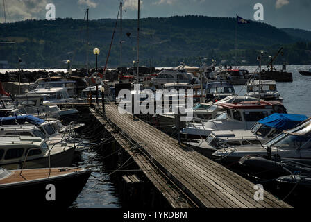 Taglierina pier nei fiordi norvegesi Foto Stock