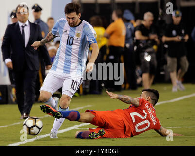 Il Cile centrocampista Charles Aranguiz (20) scorre a calciare la palla da Argentina centrocampista Lionel Messi (10) nella seconda metà al Copa America Centenario USA 2016 finali a MetLife Stadium di East Rutherford, New Jersey il 26 giugno 2016. Foto di Ray Stubblebine/UPI Foto Stock