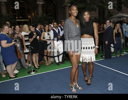 Serena Williams e Venus Williams arrivare per la foto prima di partecipare in una Virtual Tennis Tournament hosted by Rafael Nadal a Lotte New York Palace il Agosto 25, 2016 a New York City. US Open Tennis Championships inizia il lunedì. Foto di Giovanni Angelillo/UPI Foto Stock