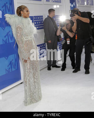 Beyonce arriva sul tappeto rosso al 2016 MTV Video Music Awards al Madison Square Garden di New York il 28 agosto 2016. Esecutori al 2016 MTV VMA comprendono Rihanna, Britney Spears, Ariana Grande e Nicki Minaj. Foto di Giovanni Angelillo/UPI Foto Stock