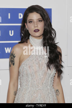 Halsey arriva sul tappeto rosso al 2016 MTV Video Music Awards al Madison Square Garden di New York il 28 agosto 2016. Esecutori al 2016 MTV VMA comprendono Rihanna, Britney Spears, Ariana Grande e Nicki Minaj. Foto di Giovanni Angelillo/UPI Foto Stock