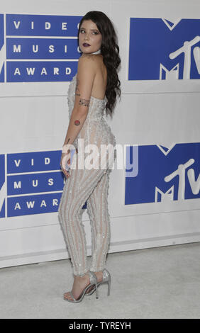 Halsey arriva sul tappeto rosso al 2016 MTV Video Music Awards al Madison Square Garden di New York il 28 agosto 2016. Esecutori al 2016 MTV VMA comprendono Rihanna, Britney Spears, Ariana Grande e Nicki Minaj. Foto di Giovanni Angelillo/UPI Foto Stock